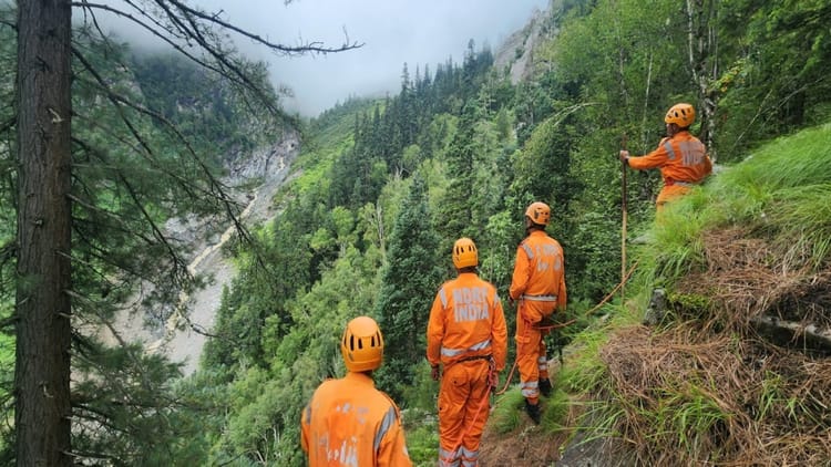 Uttarkashi: धराली में फिर तबाही मचा सकती है खीरगंगा...मुहाने पर जमा है 15 फीट मलबा, सिर्फ दो बोल्डरों पर अटका