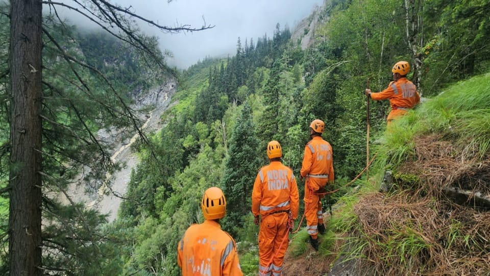 Uttarkashi disaster 15 feet of debris deposited at mouth of Kheerganga stuck on two boulders may danger