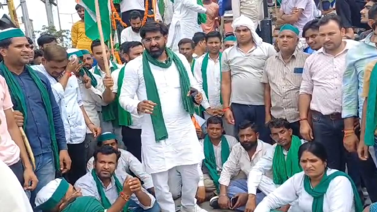 Ruckus during farmers tractor tricolour march in Hapur