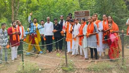 वैदिक मंत्रोच्चार के साथ किया गया जलाभिषेक