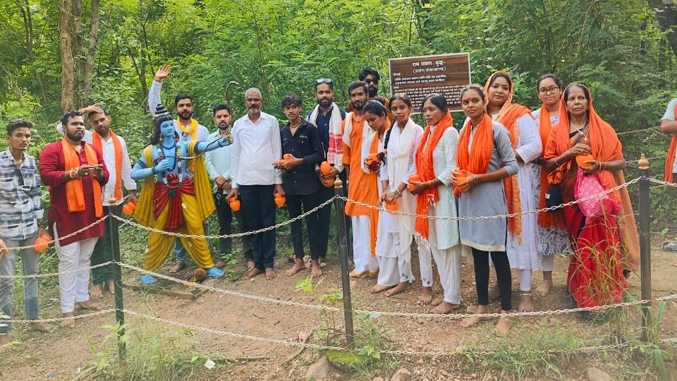 वैदिक मंत्रोच्चार के साथ किया गया जलाभिषेक