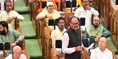 सदन में बोलते उप मुख्यमंत्री ब्रजेश पाठक