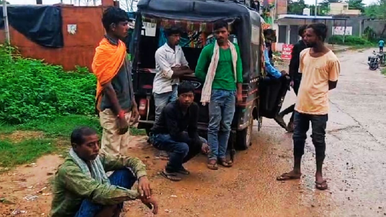Sonbhadra News Dispute among friends drinking alcohol killed person by hitting him with stick