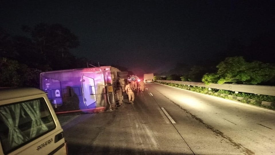Barabanki: A bus going to Delhi overturned on Ayodhya National Highway, 15 people injured