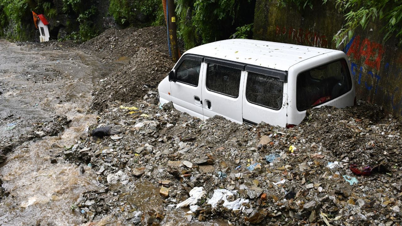 Himachal Weather Heavy rain in 6 districts including Shimla four dead many houses and vehicles damaged
