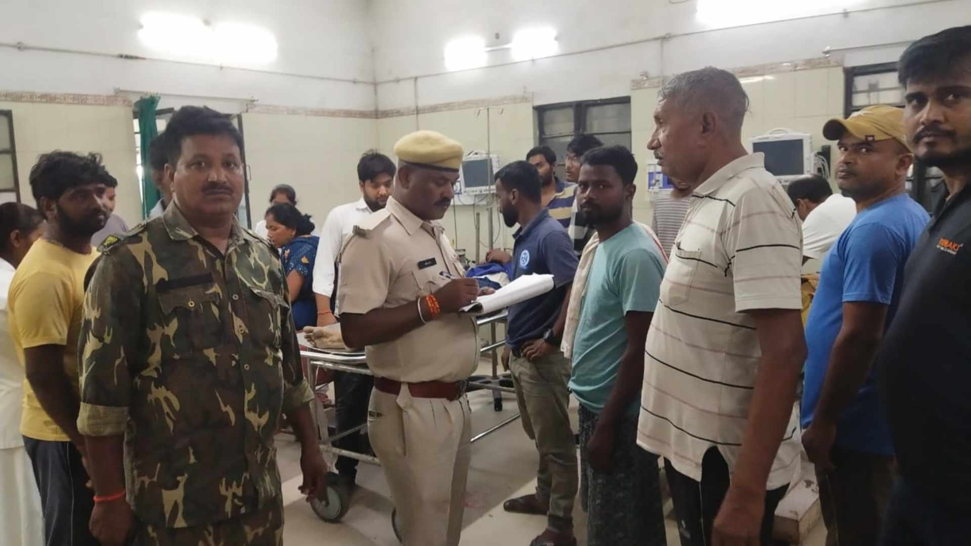 अस्पताल में मौजूद लोग