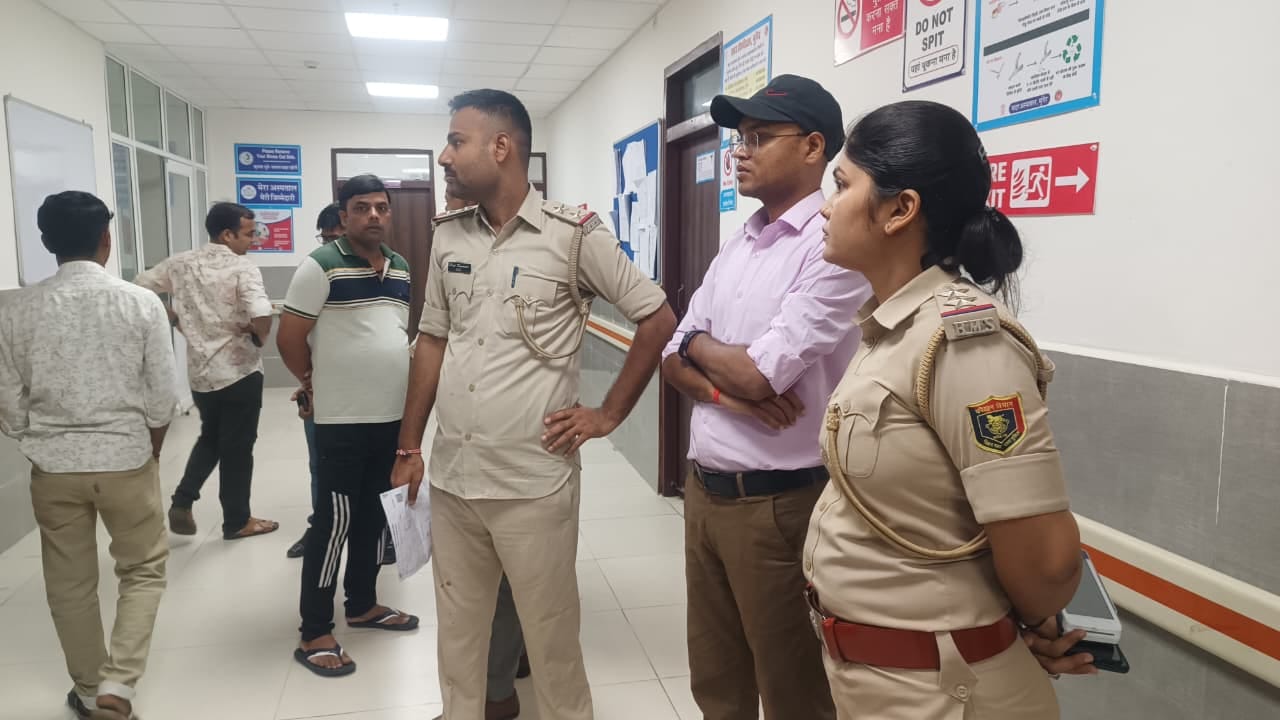 अस्पताल में मौजूद पुलिस की टीम।