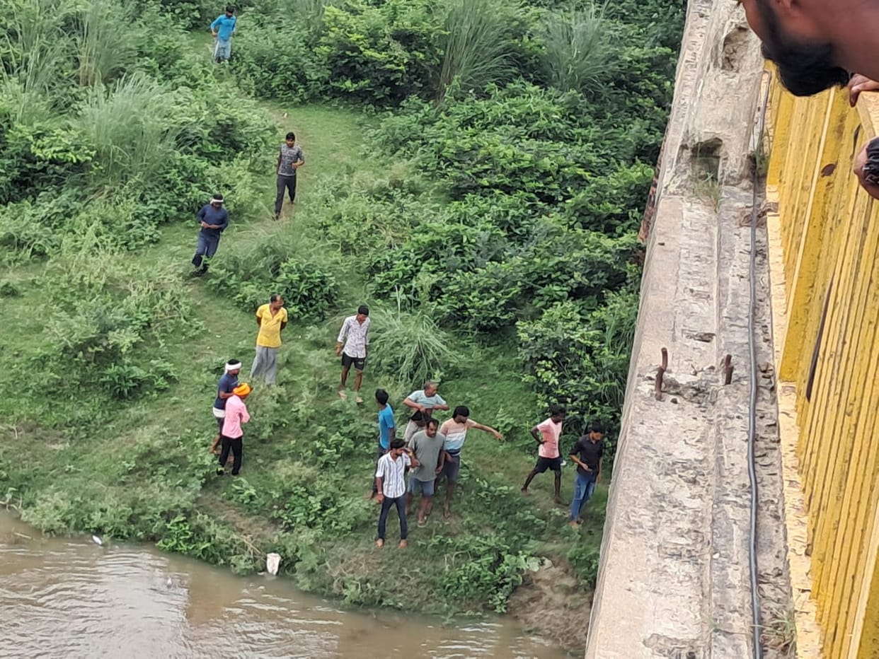 Barabanki: Woman jumps into Gomti river along with her two sons, body of younger son found