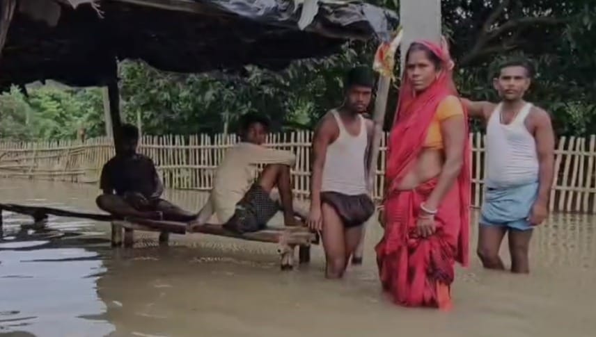 Bihar Flood News : बाढ़ प्रभावित लोग मदद की राह देखते हुए।