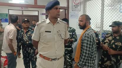 Bihar Samachar : परिजनों के हंगामे के बाद मौके पर पहुंची पुलिस की टीम, स्थिति को काबू में करते हुए।