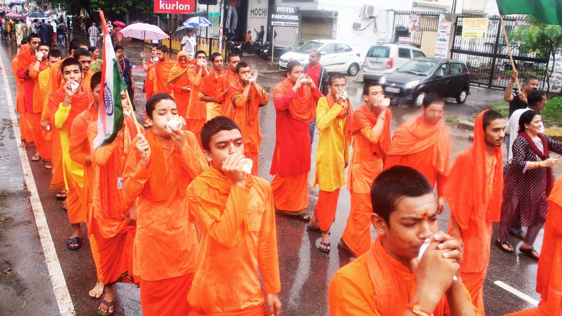 Tiranga Yatra in varanasi Started with conch blowing of Batukas 4000 people participated