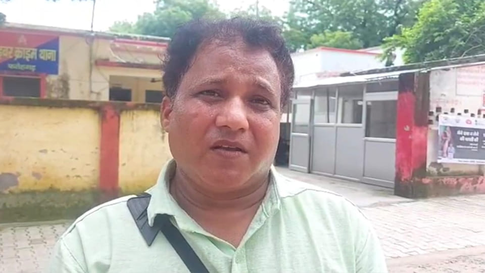 UP: Teacher husband pleaded, said Captain sahab... wife is threatening to kill and fill body in a blue drum