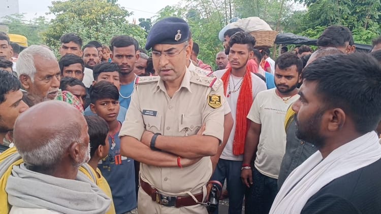 Bihar: डॉक्टर पर कार्रवाई की मांग को लेकर परिजनों ने NH-80 जाम किया, पुलिस ने समझा-बुझाकर हटाया