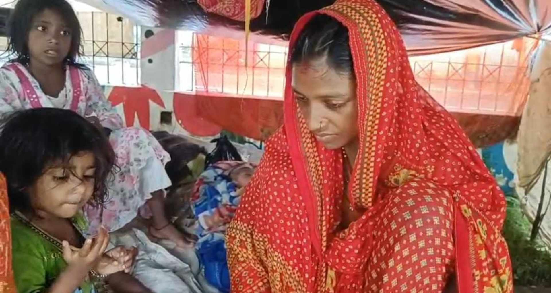 गेर में बाढ़ पीड़ित महिला का सड़क पर प्रसव