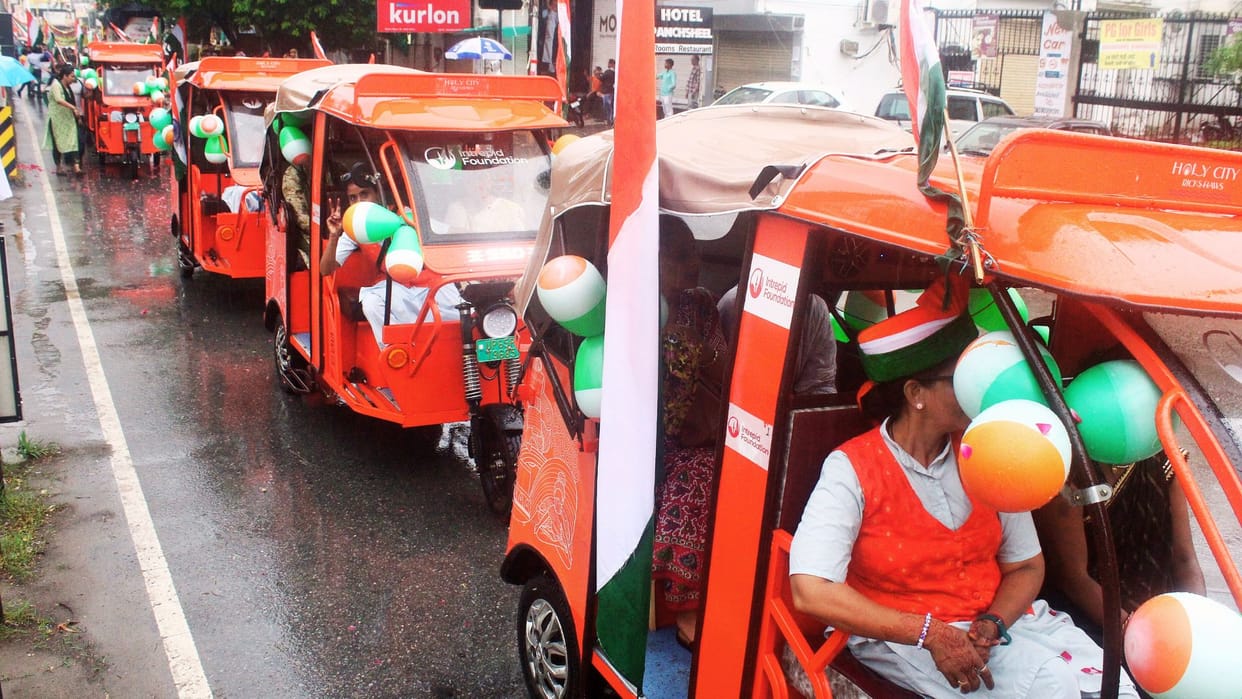 Foreign tourists will be facilitated in Kashi women will travel to city by e-rickshaw