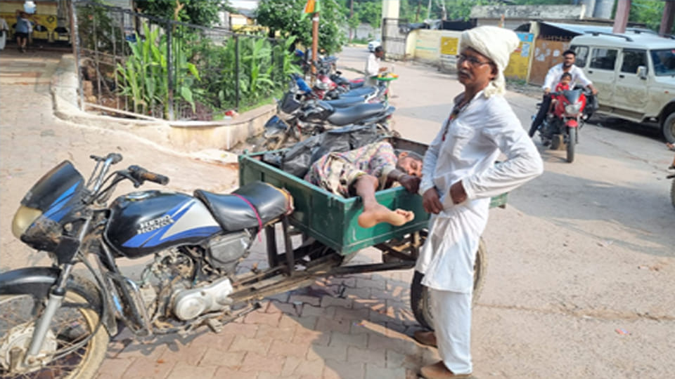 Banda: When ambulance was not available, patient was brought to hospital by Jugaad after travelling 60 kms