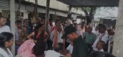 जिला कोर्ट में परिजनों के साथ पहुंची महिला ने पति को सिखाया सबक, किया हंगामा।