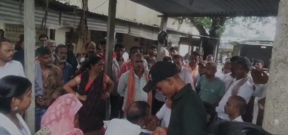 Bihar News first wife along with her family reached the District Court in Purnia and created a ruckus