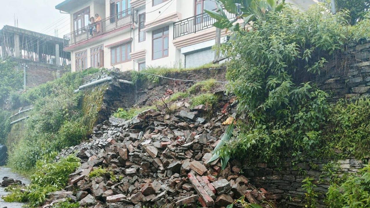 Himachal Weather Heavy rain in 6 districts including Shimla four dead many houses and vehicles damaged