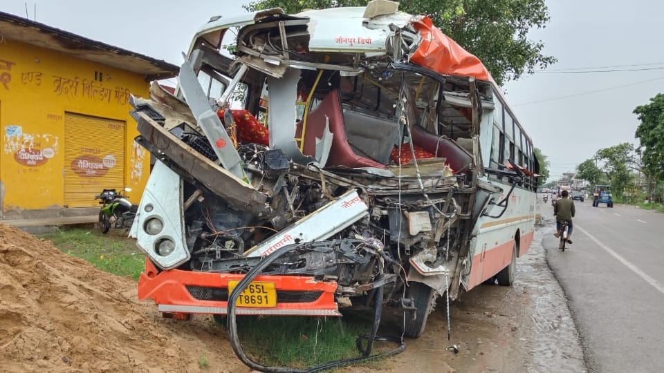 Five killed in UP Roadways bus and truck collide in Jaunpur family had gone to get blood transfusion for Pari