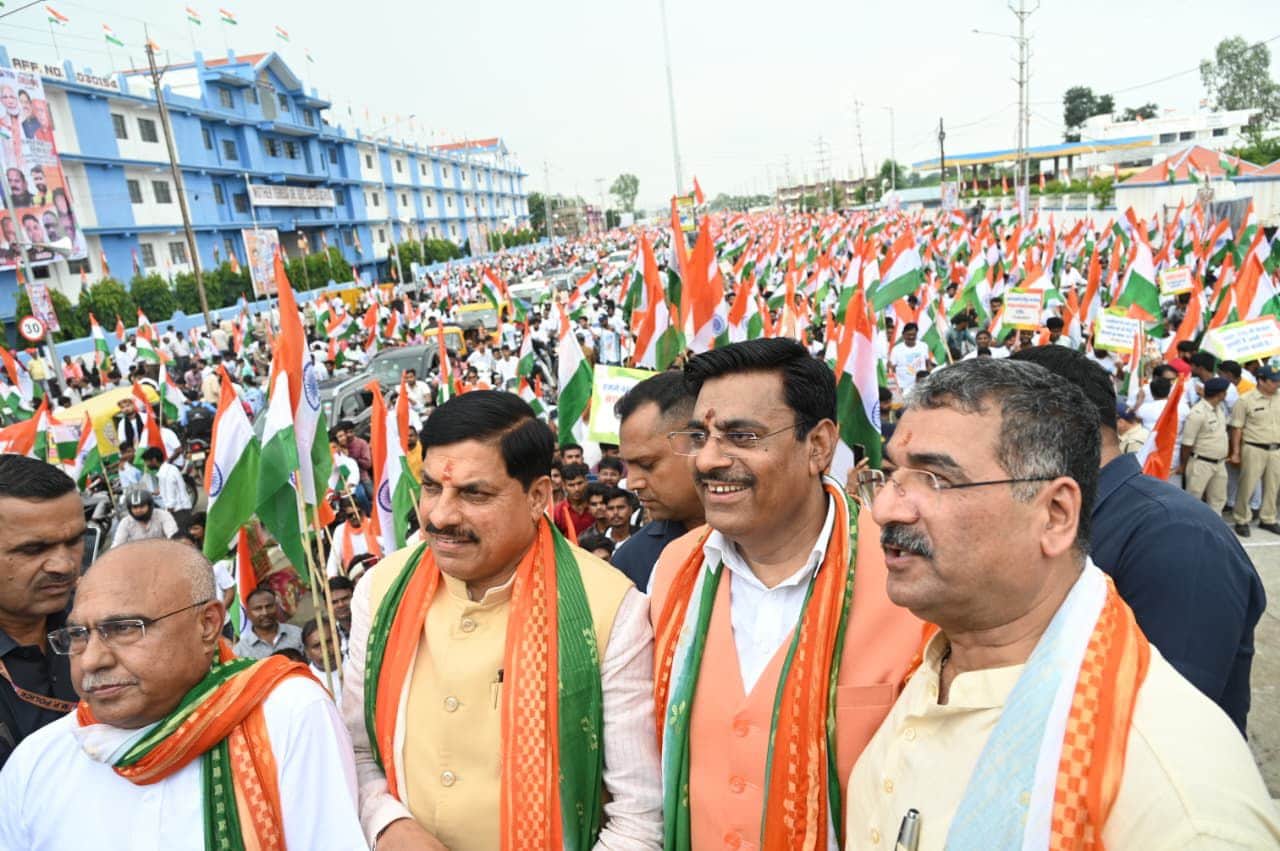 MP News: A huge tricolor procession was taken out in Bhopal's Huzur Vidhan Sabha, CM Dr. Yadav and State Presi