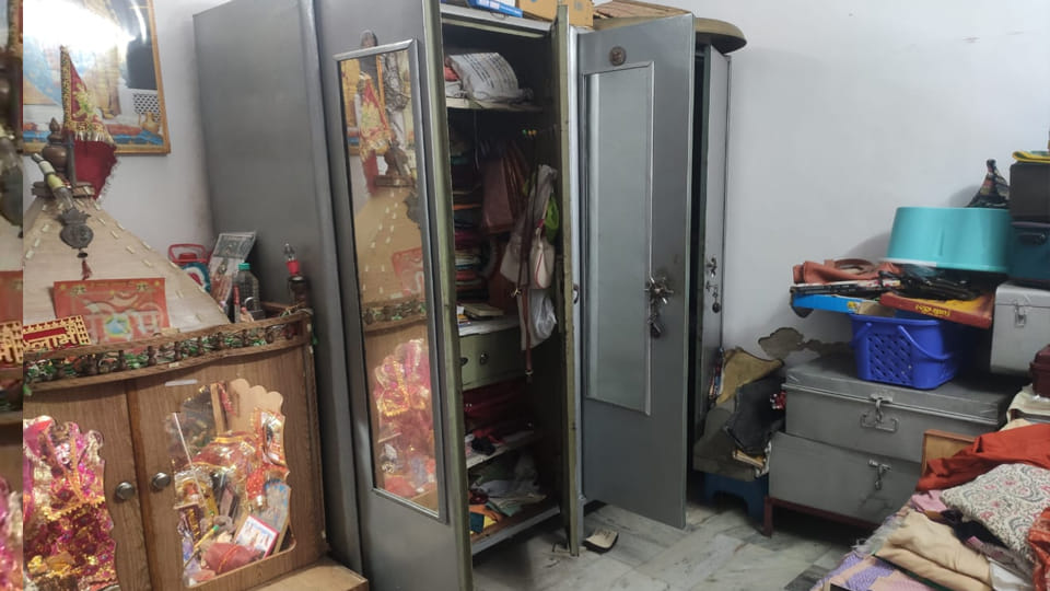 fraud couple stole goods worth Rs 15 lakh from the house of the assistant manager of the bank