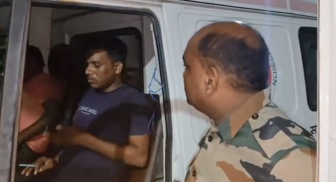 Kanpur Pregnant woman seriously injured in road accident ambulance workers accused of misbehavior