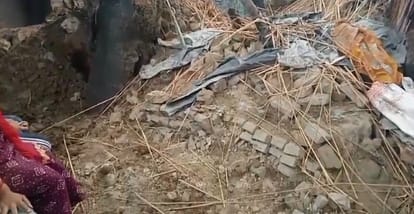 Kanpur kutcha house collapsed in the rain villagers saved the life of the family officials assured help