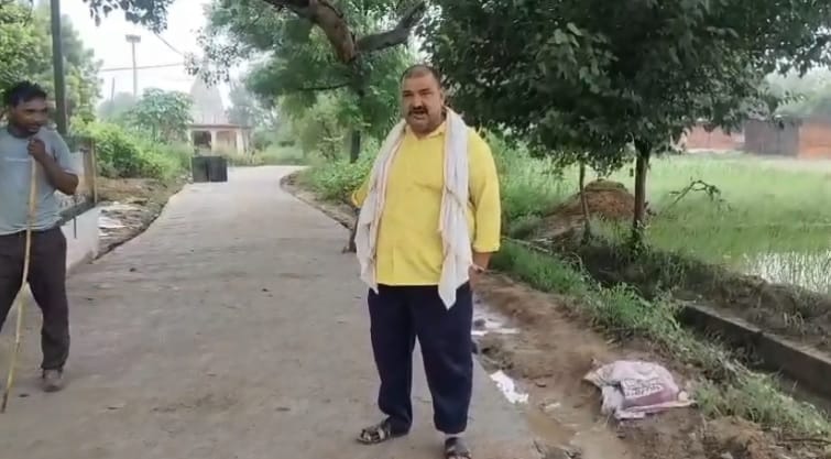 Kanpur Villagers protest against poor road construction stop construction alleged corruption