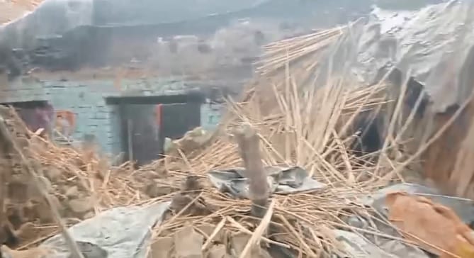 Kanpur kutcha house collapsed in the rain villagers saved the life of the family officials assured help