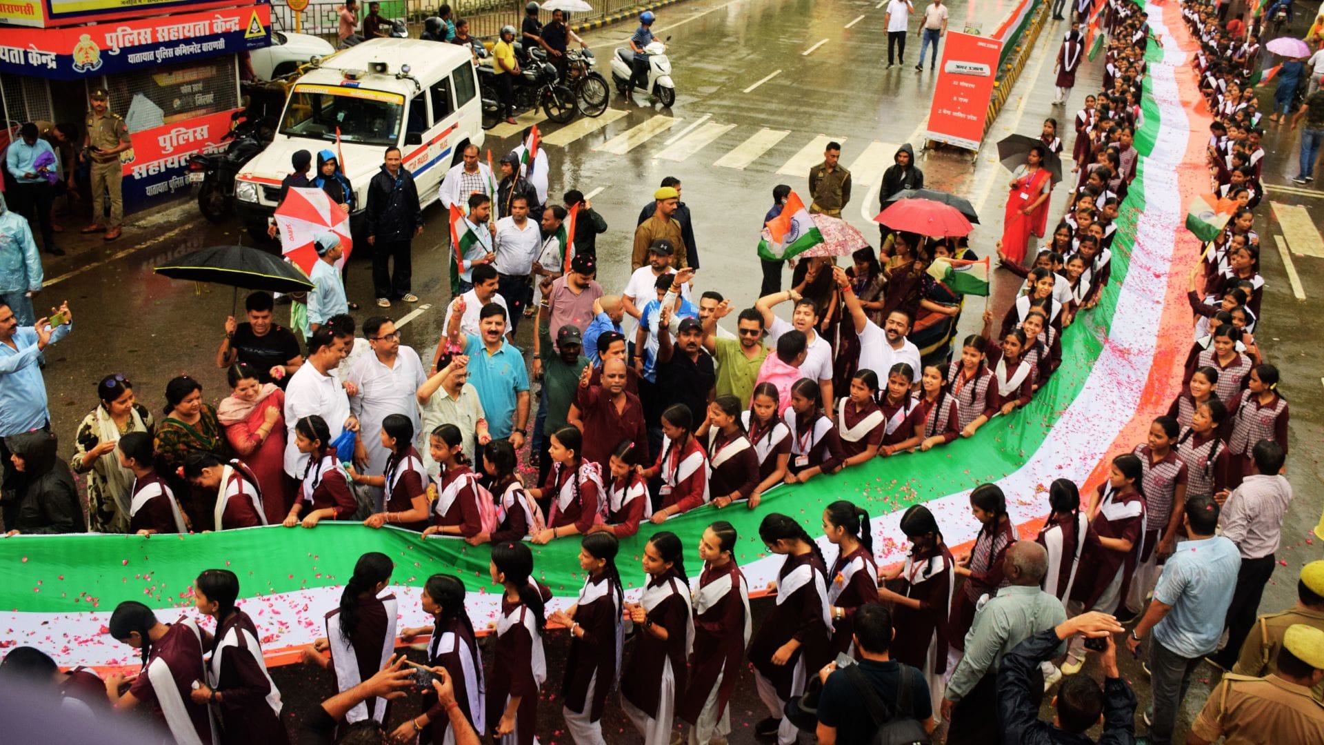 Tiranga Yatra in varanasi Started with conch blowing of Batukas 4000 people participated