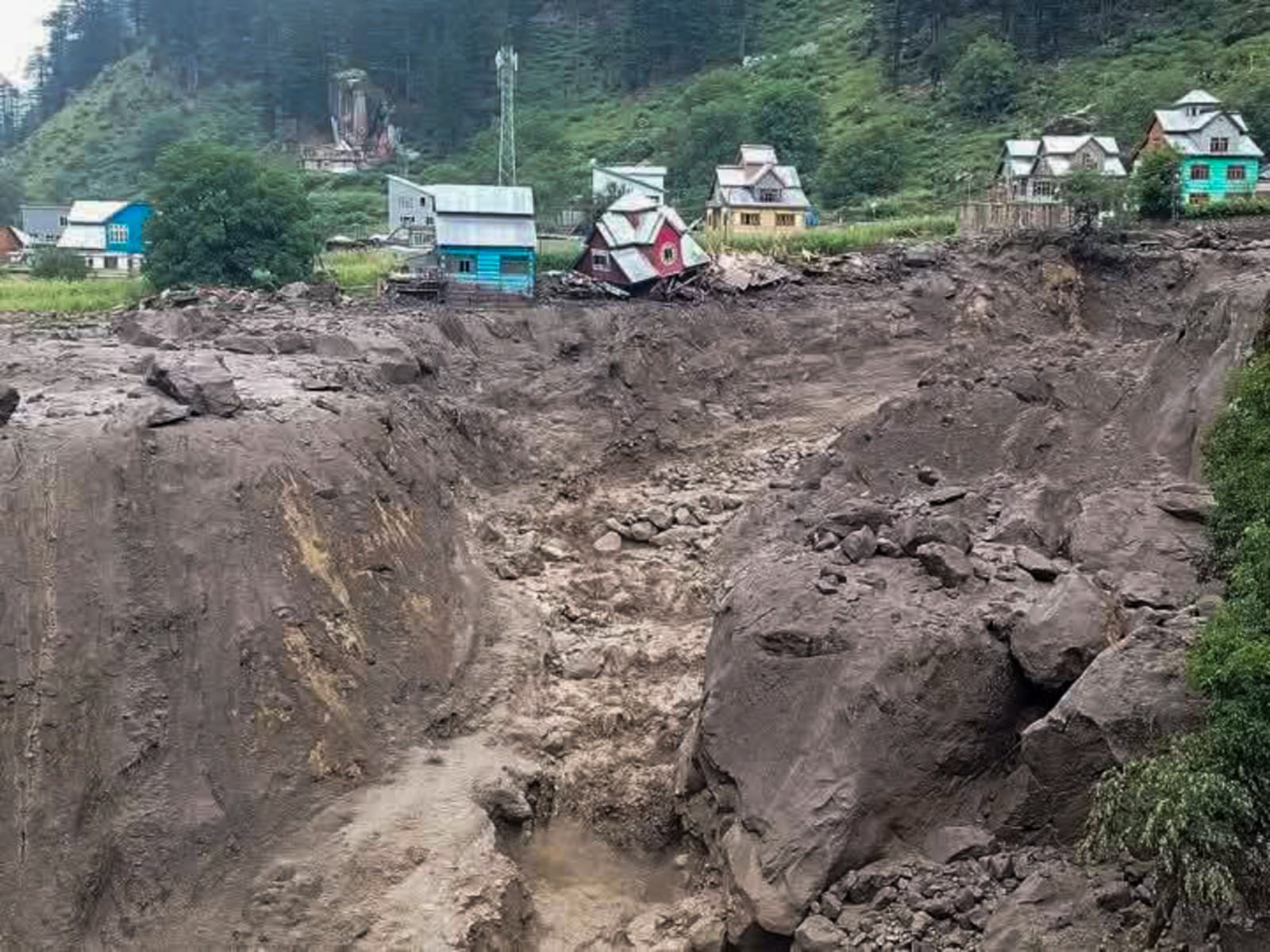 Cloud burst in Kishtwar explosion in mountains cutting trees changed climate this is becoming destructive