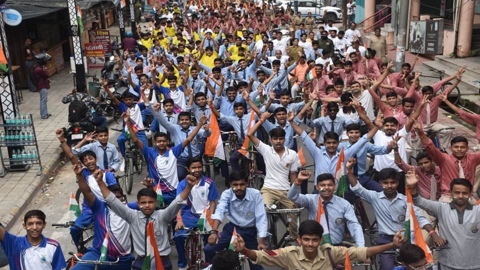colors of patriotism spread in Moradabad: Tricolor in hands, songs on lips, maa tujhe pranam