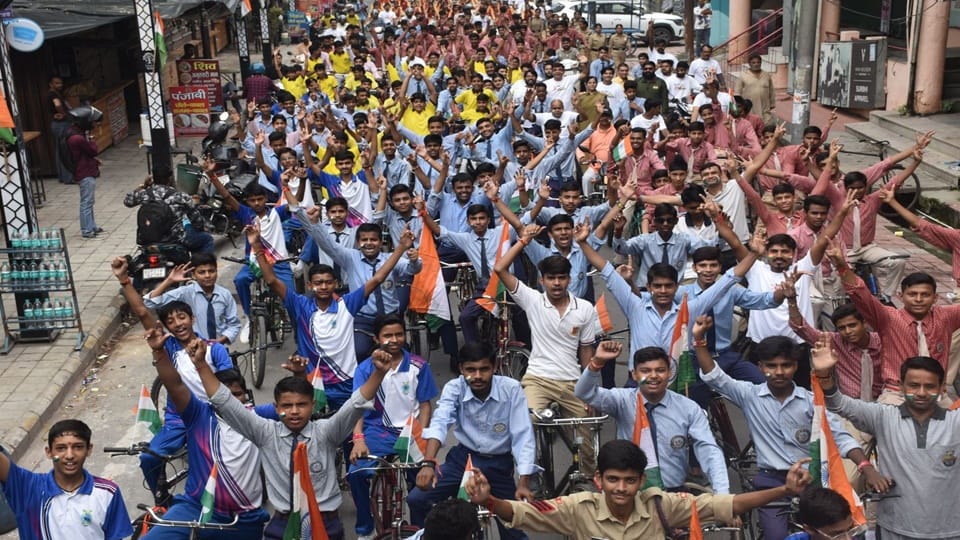 colors of patriotism spread in Moradabad: Tricolor in hands, songs on lips, maa tujhe pranam