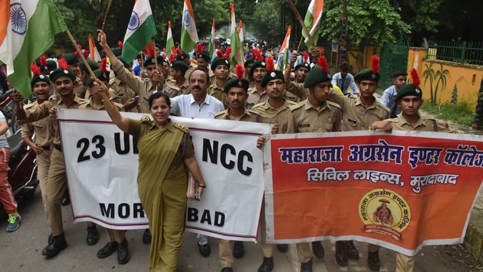 colors of patriotism spread in Moradabad: Tricolor in hands, songs on lips, maa tujhe pranam