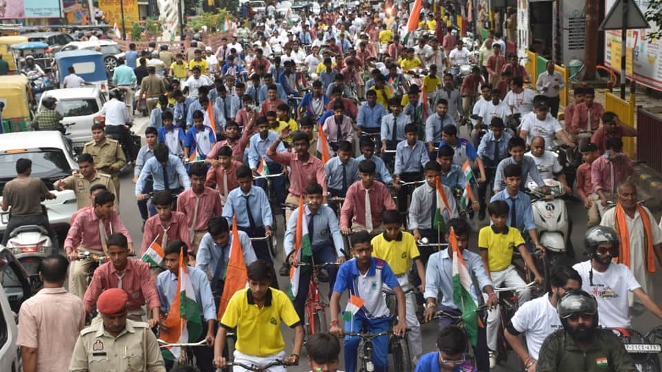 colors of patriotism spread in Moradabad: Tricolor in hands, songs on lips, maa tujhe pranam