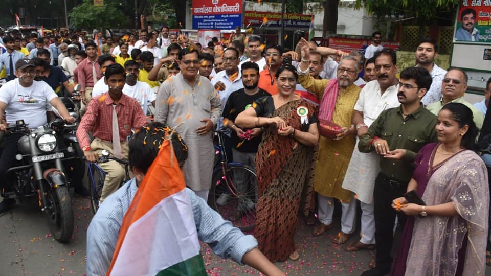 colors of patriotism spread in Moradabad: Tricolor in hands, songs on lips, maa tujhe pranam