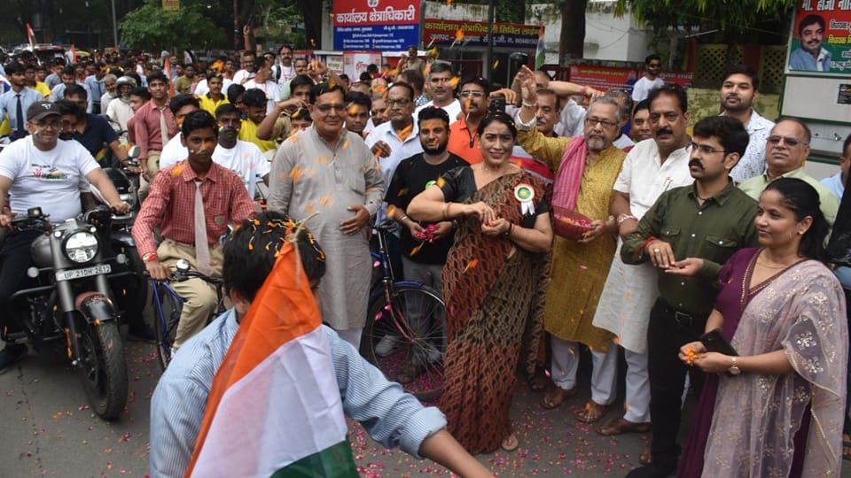 colors of patriotism spread in Moradabad: Tricolor in hands, songs on lips, maa tujhe pranam