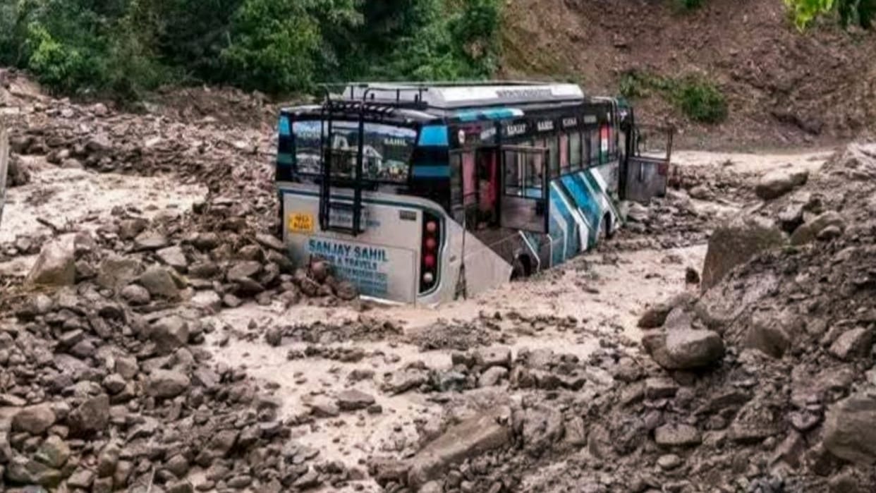 Himachal Weather Heavy rain in 6 districts including Shimla four dead many houses and vehicles damaged