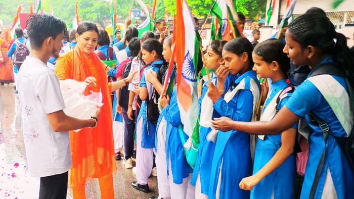 Tiranga Yatra in varanasi Started with conch blowing of Batukas 4000 people participated