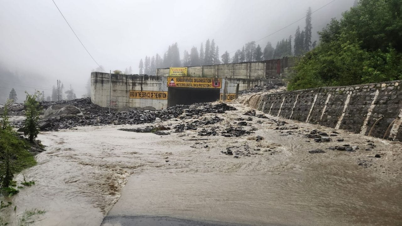 Himachal Weather Heavy rain in 6 districts including Shimla four dead many houses and vehicles damaged