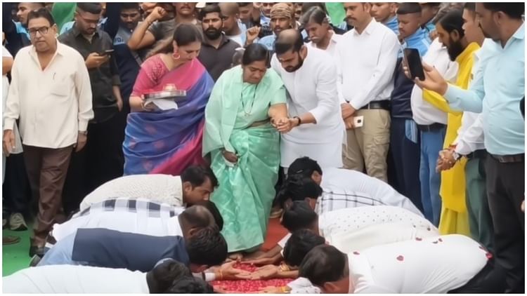 MP News: 21 लाख का घर बनवाया, हथेलियां बिछाकर शहीद की मां को कराया प्रवेश, देखिए दिल छू लेने वाली तस्वीरें