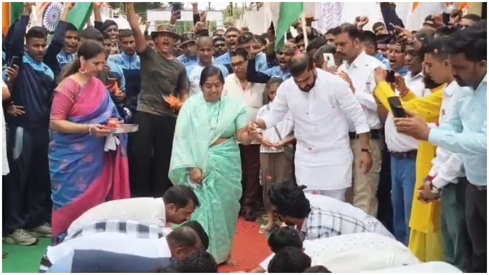 Martyr Gajendra Rao Surve’s Mother Enters 21 Lakh Home on Youths’ Palms in Ujjain