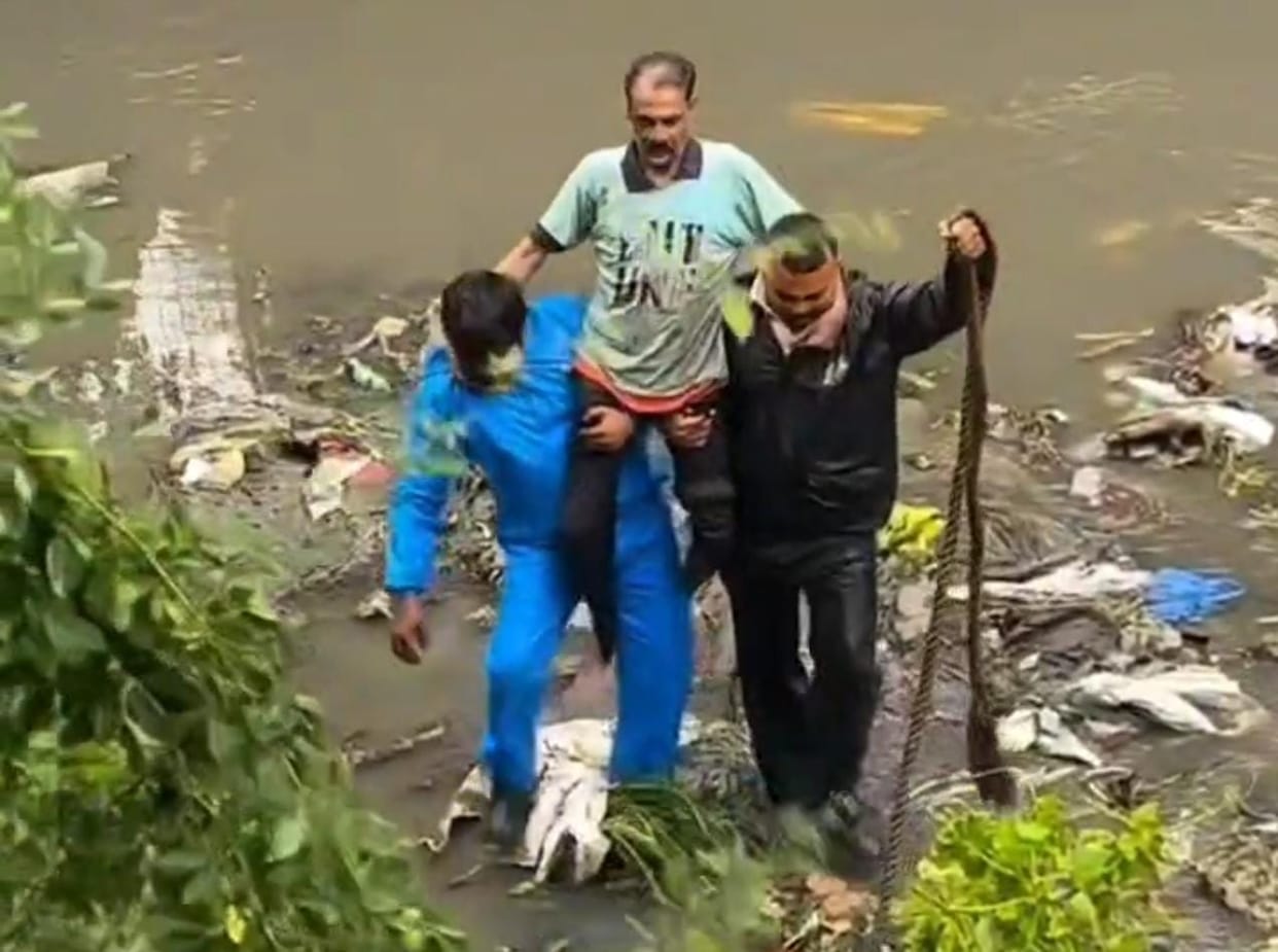 Indore: The corporation and police team rescued the youth trapped in the drain, he had fallen into the drain a