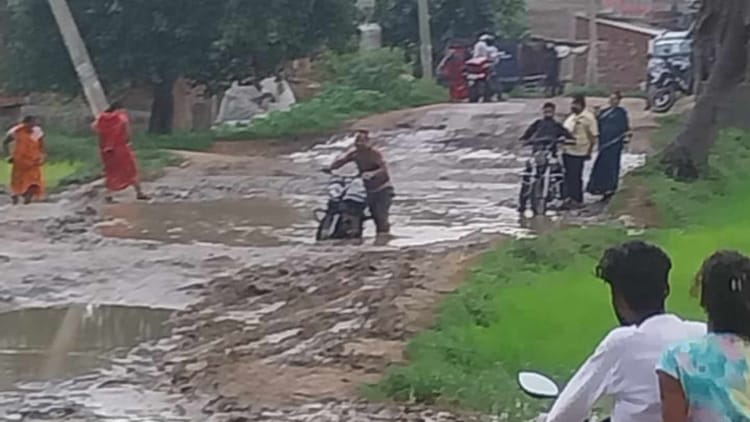 Bihar News: औरंगाबाद में सड़क समस्या पर भड़के ग्रामीण, किया विधानसभा चुनाव में वोट बहिष्कार का ऐलान