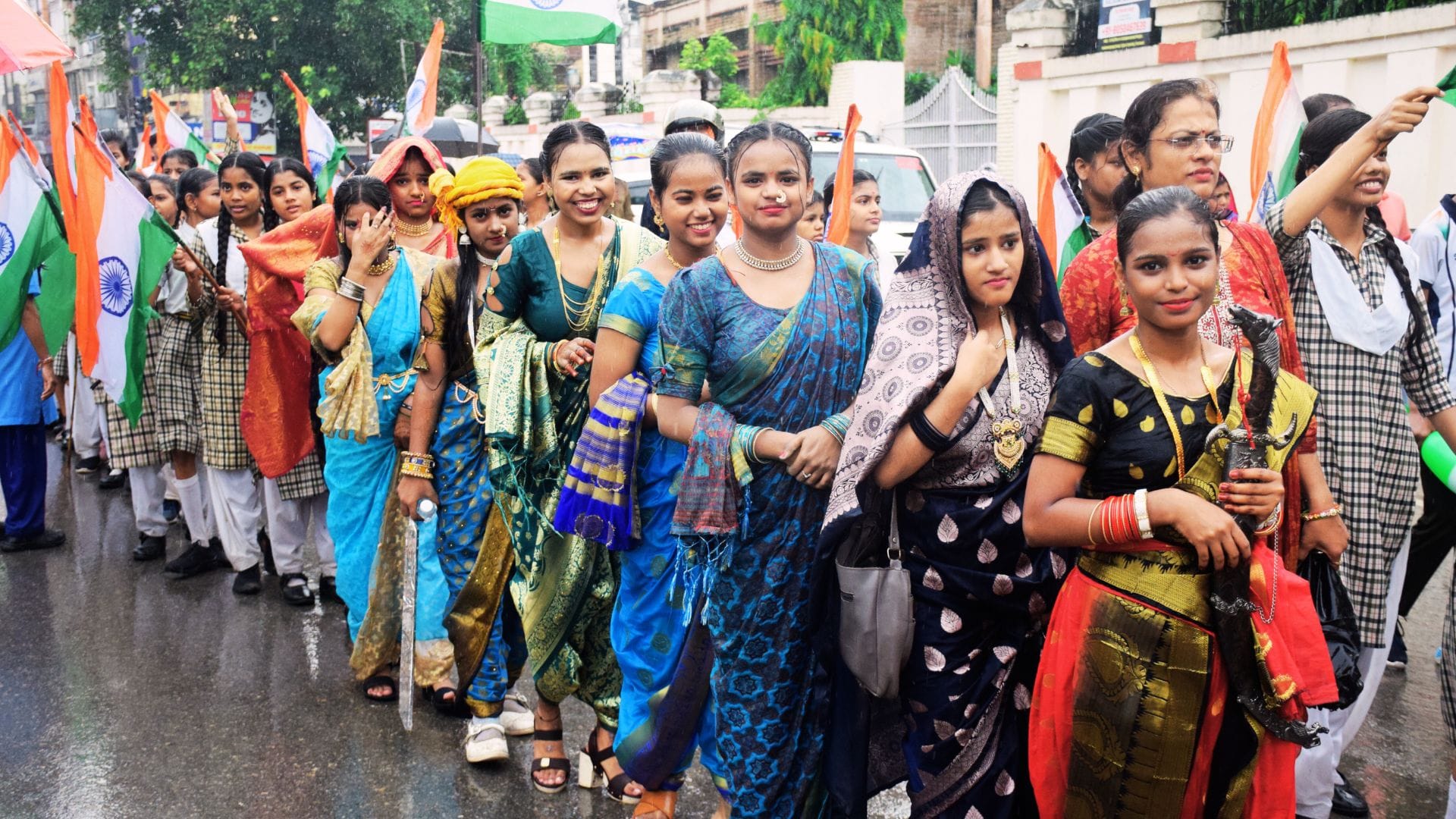 Tiranga Yatra in varanasi Started with conch blowing of Batukas 4000 people participated