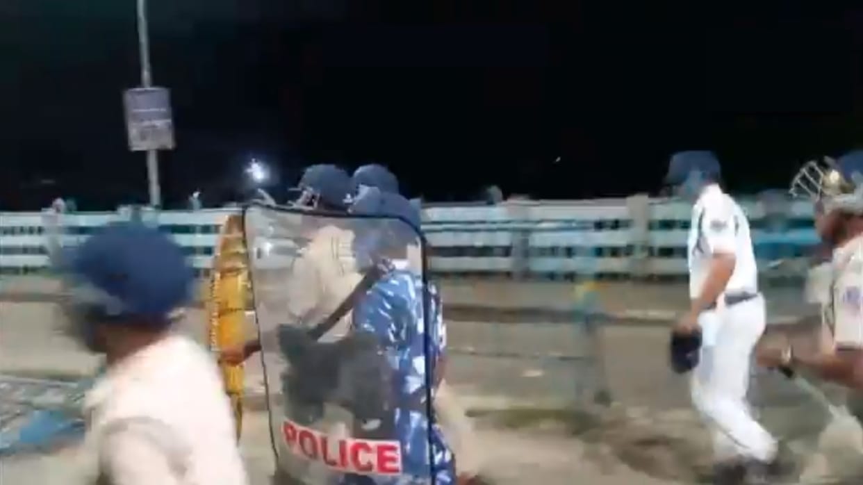 West Bengal North 24 Parganas Protest Hindi Updates anger on Delivery boy death stone pelting Salt Lake Police