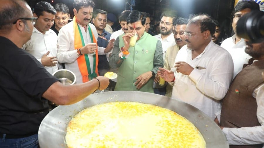 indore news cm mohan yadav drinks saffron milk visits temples waves tricolor in rally