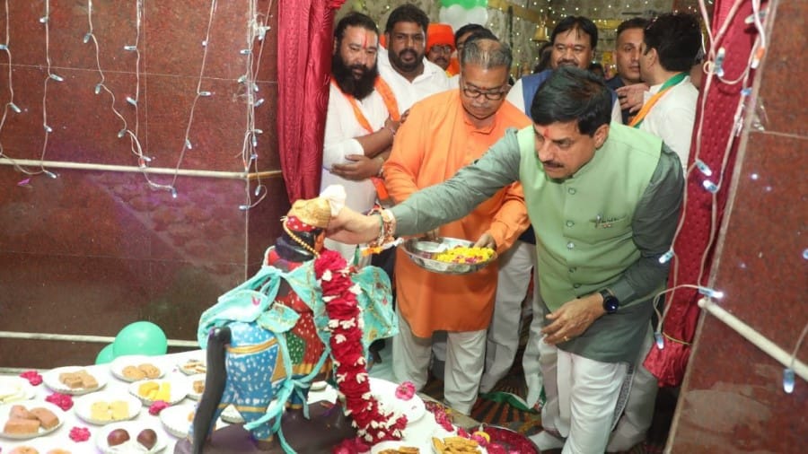 indore news cm mohan yadav drinks saffron milk visits temples waves tricolor in rally