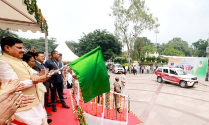 सीएम ने डायल 112 सेवा को हरी झंडी दिखाकर शुभारंभ किया